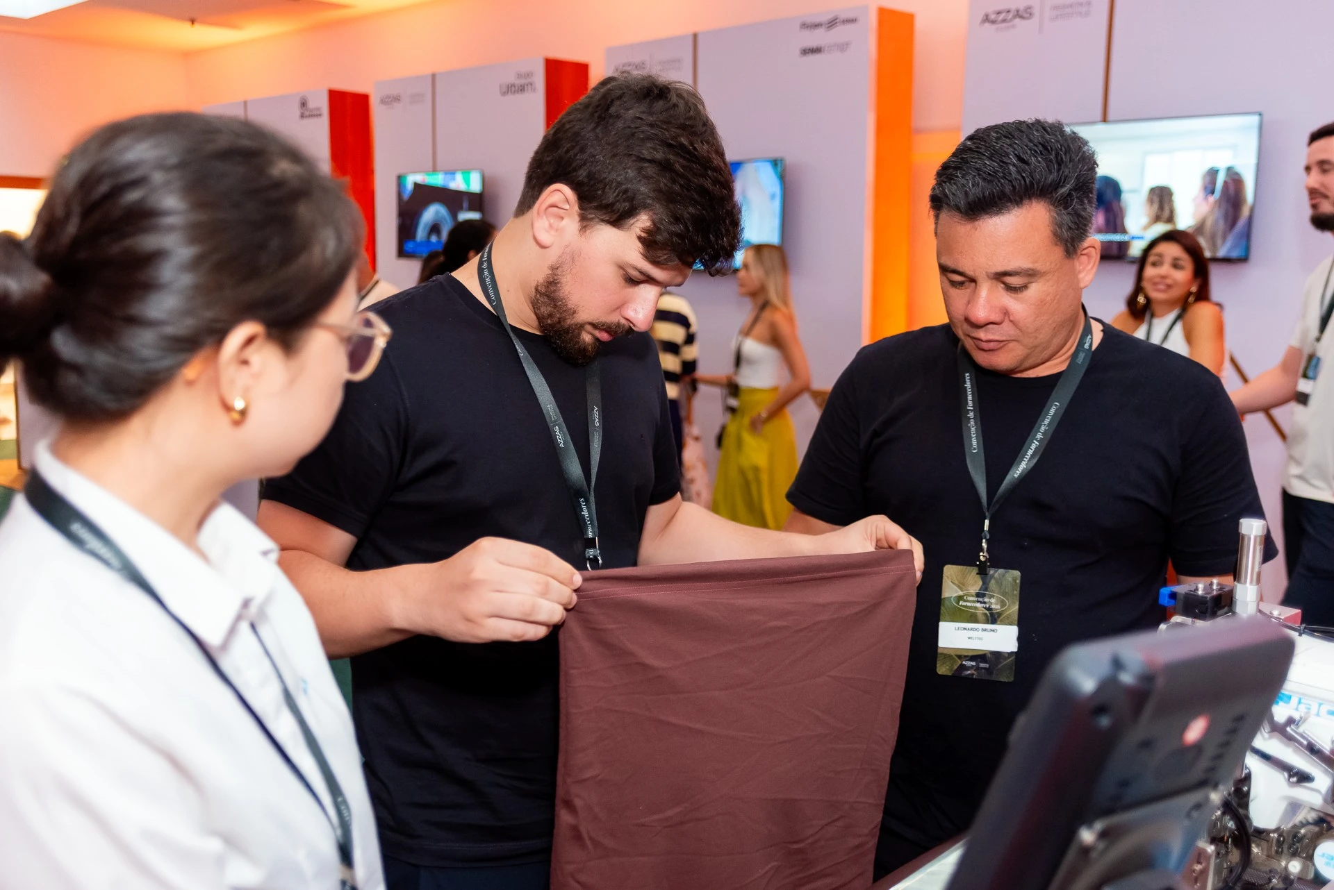 Fornecedor demonstrando produto em tendência