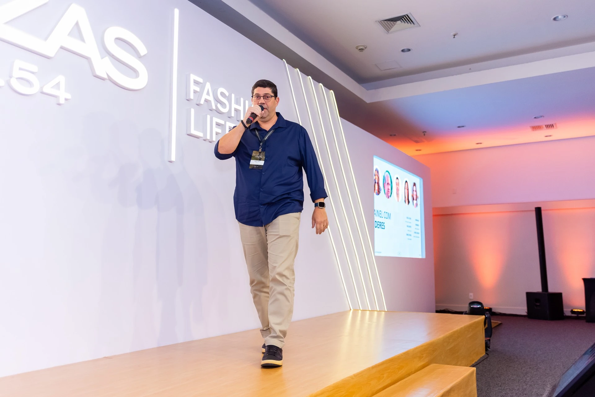 Equipe de compras apresentando demandas para fornecedores