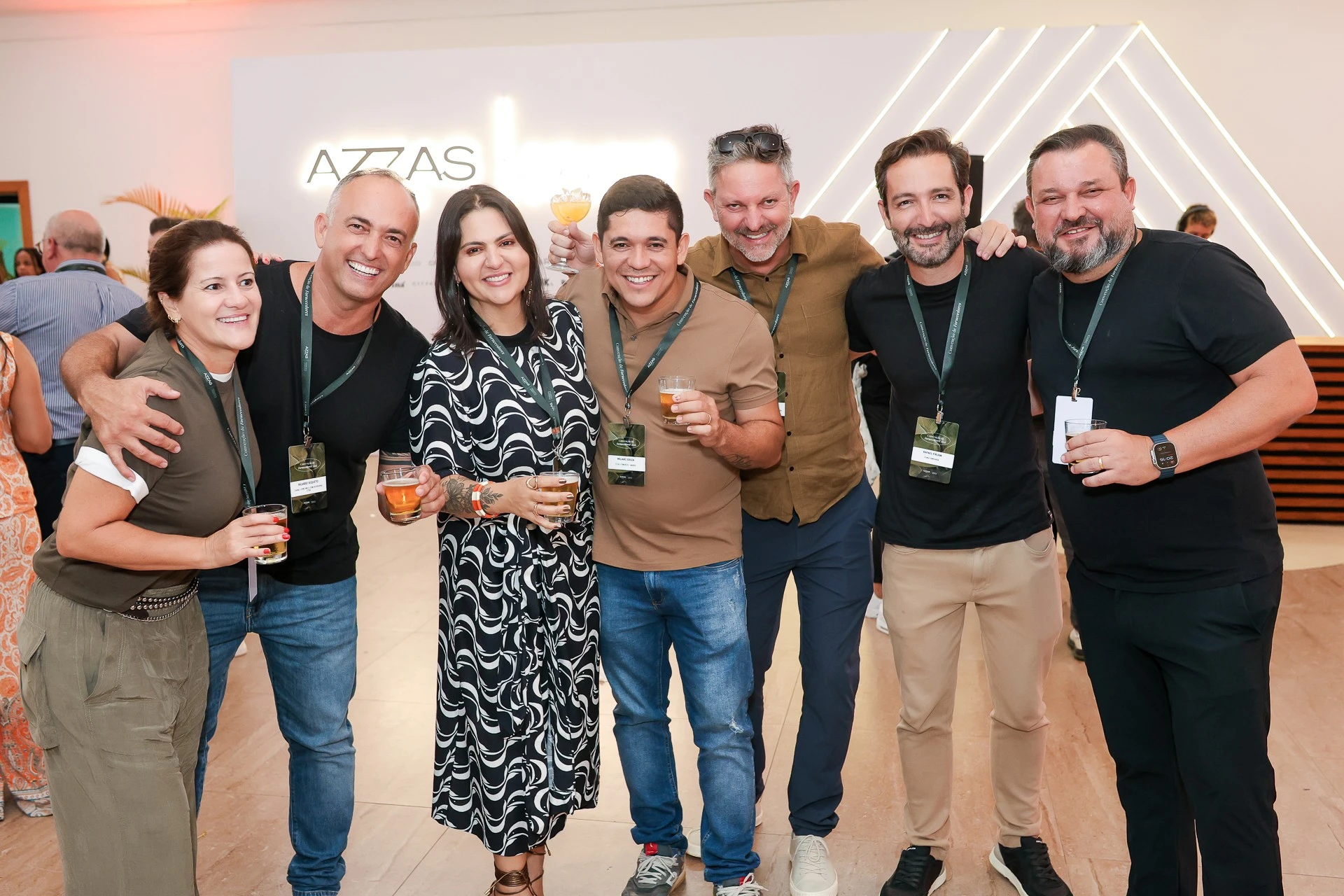 Fornecedores empose para foto grupal